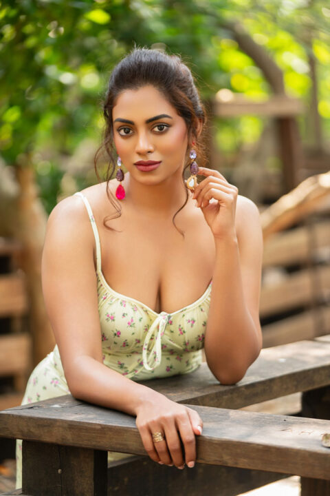 Kamakshi Bhaskarla hot cleavage photos in floral dress