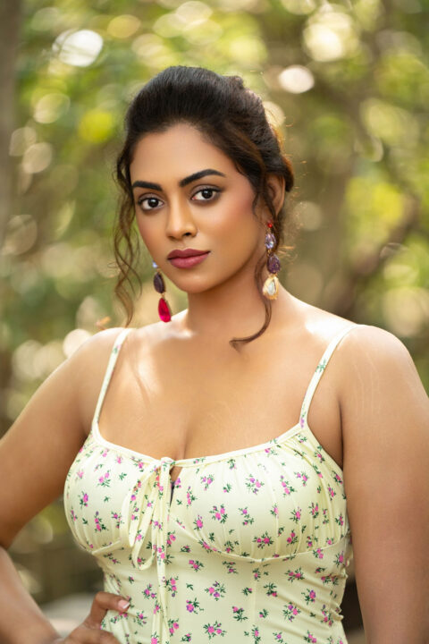 Kamakshi Bhaskarla seductive stills in floral dress