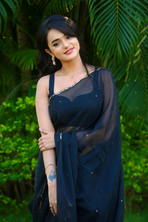 Sri Satya Sizzling Look in Black Saree at Nuvve Kavali Launch