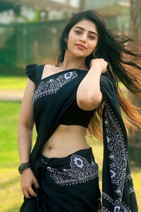 Bandhavi Sridhar navel photo in black saree