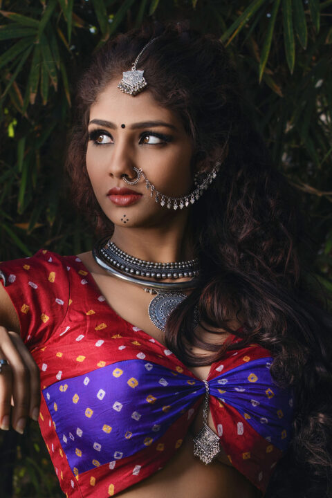 Aaradhya Devi Seductive Avatar in Traditional Bandhani Saree