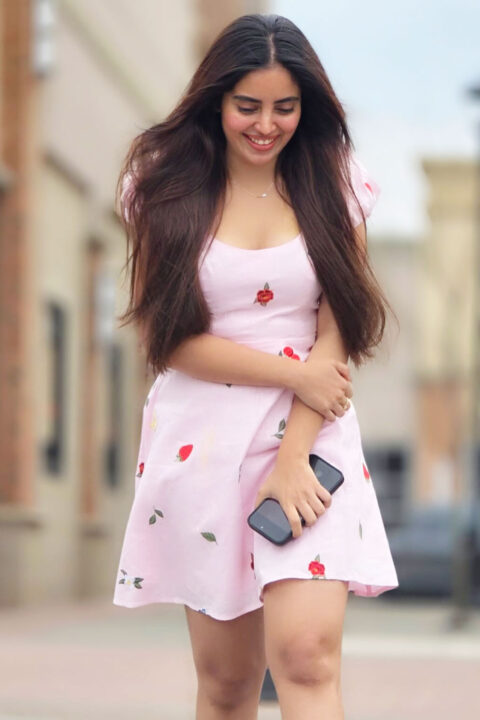 Kushita Kallapu elevates summer fashion in pink linen mini
