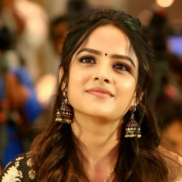Vaishnavi Chaitanya makes heads turn in floral orange saree look