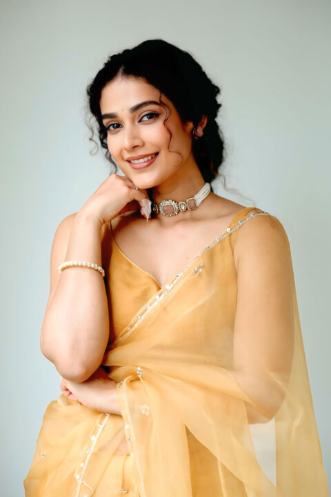 Aakanksha Singh in simple charm wins hearts at Shashtipoorthi movie event