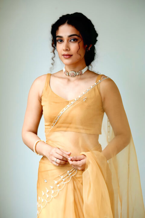 Aakanksha Singh talks Shashtipoorthi while slaying in mustard saree