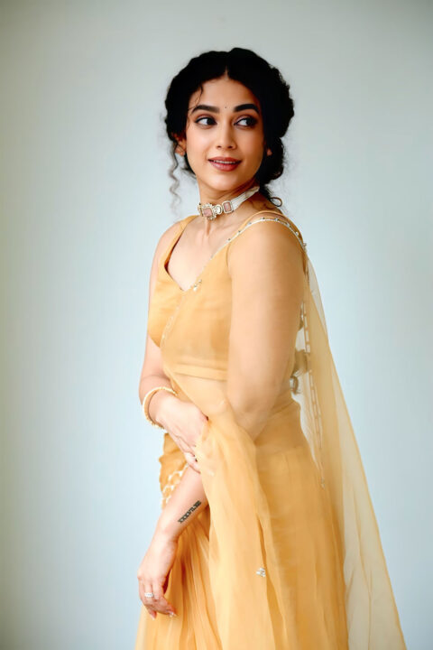 Aakanksha Singh in ethnic glamour lights up Shashtipoorthi promotion