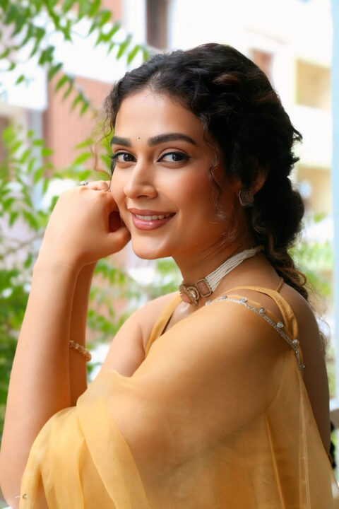 Aakanksha Singh stuns in yellow at Shashtipoorthi movie press meet