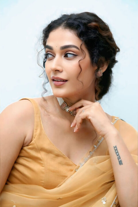 Aakanksha Singh keeps it minimal yet stunning for Shashtipoorthi promo