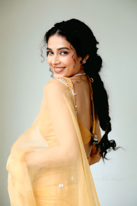Aakanksha Singh shares Shashtipoorthi insights in graceful saree look