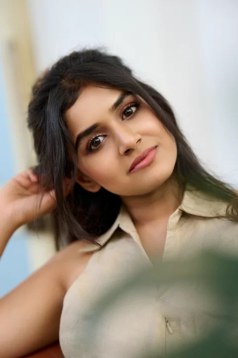 Sanjana Anand nails relaxed glam in midi shirt dress