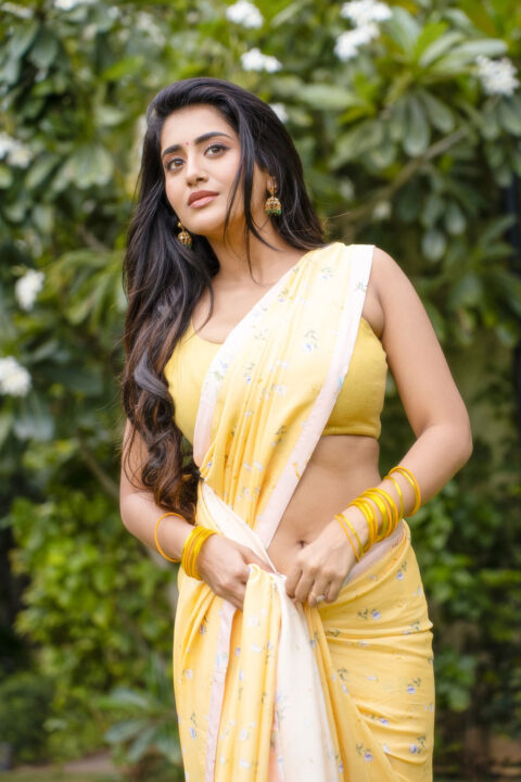 Sizzling Photos: Rashi Singh Navel stills in a mustard saree