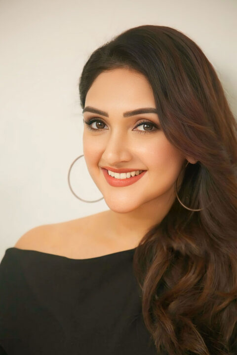 Sridevi Vijaykumar Wears a Black Top and Ripped Jeans for Sundarakanda