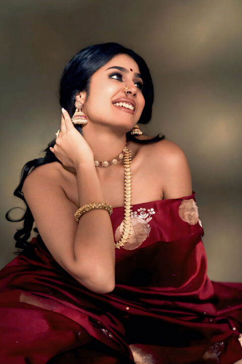 Faria Abdullah Radiant Smile and Traditional Style