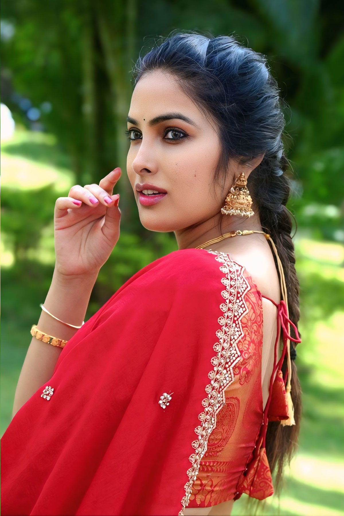 Divi Vadthya Glamorous Traditional Look at Napoleon Returns Event