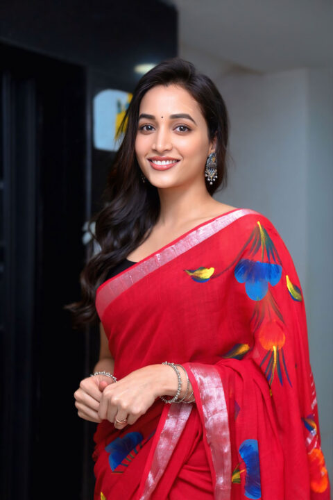Telusu Kada Star Srinidhi Shetty Interview Outfit: Red and Black Saree