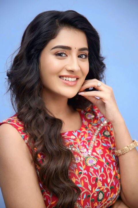 Rashi Singh Modern Twist on Traditional Wear for Panchminar Launch