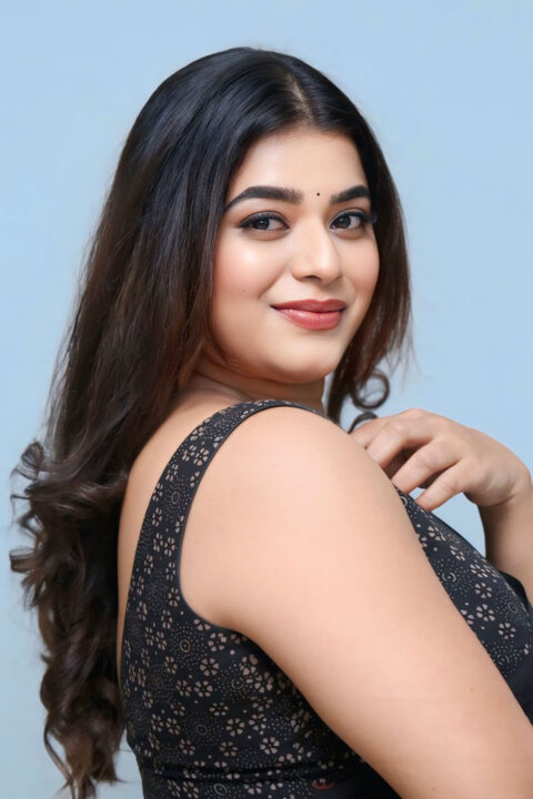 Yamini Bhaskar Sizzling Saree and Sleeveless Blouse Combo for Press Meet