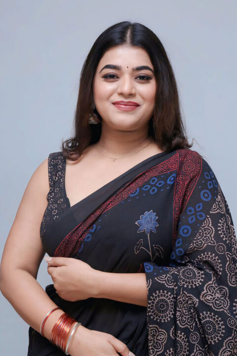 Yamini Bhaskar Traditional Look in Black & Blue Cotton Mul Saree