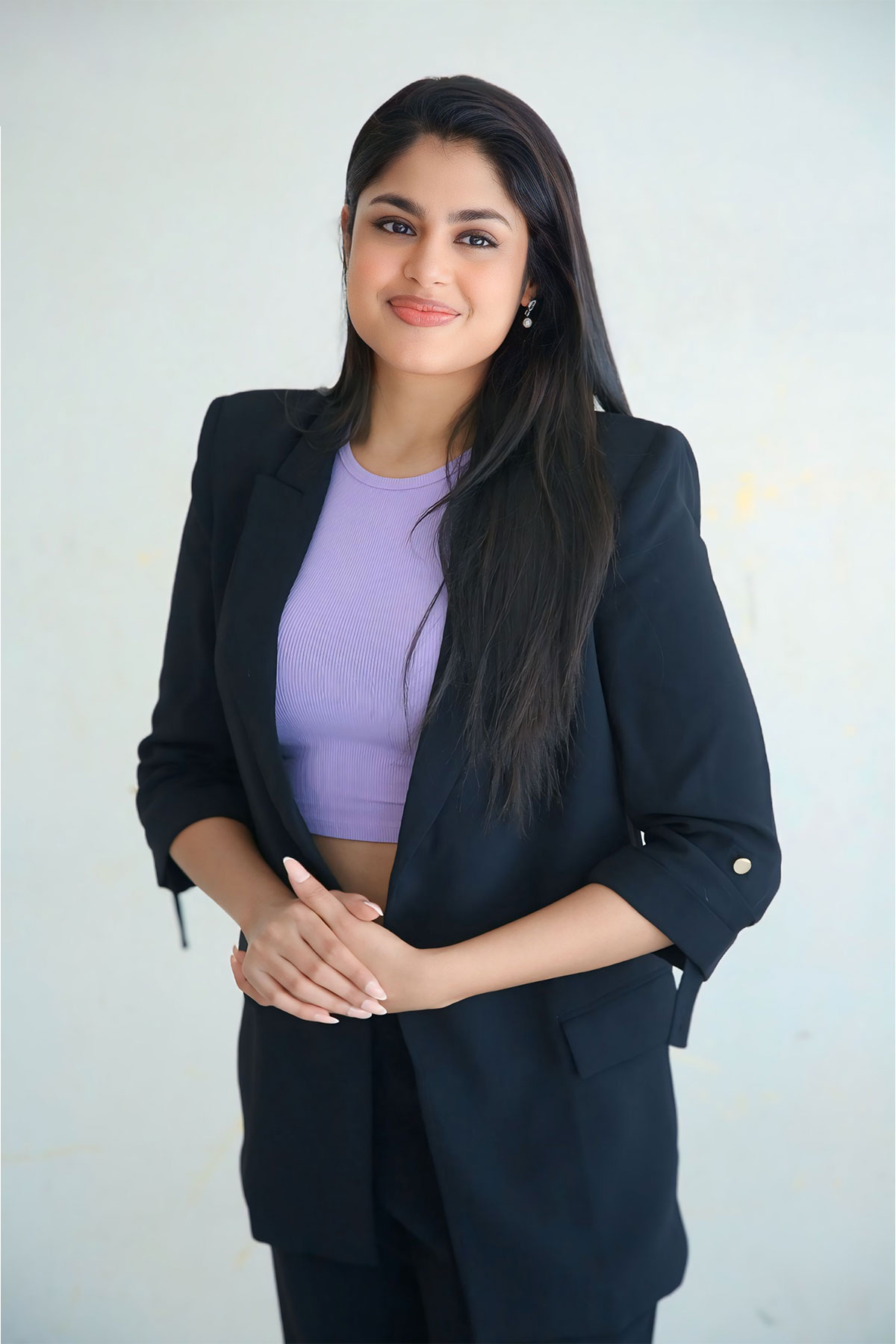 Faria Abdullah Stuns in Black Blazer with Rolled-Up Sleeves