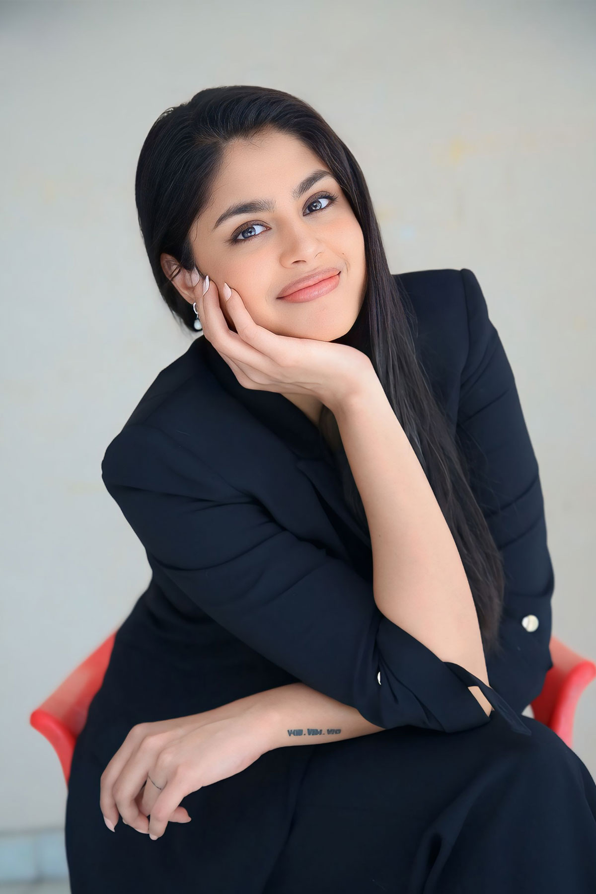 Faria Abdullah Defines Modern Sophistication in Pant Suit