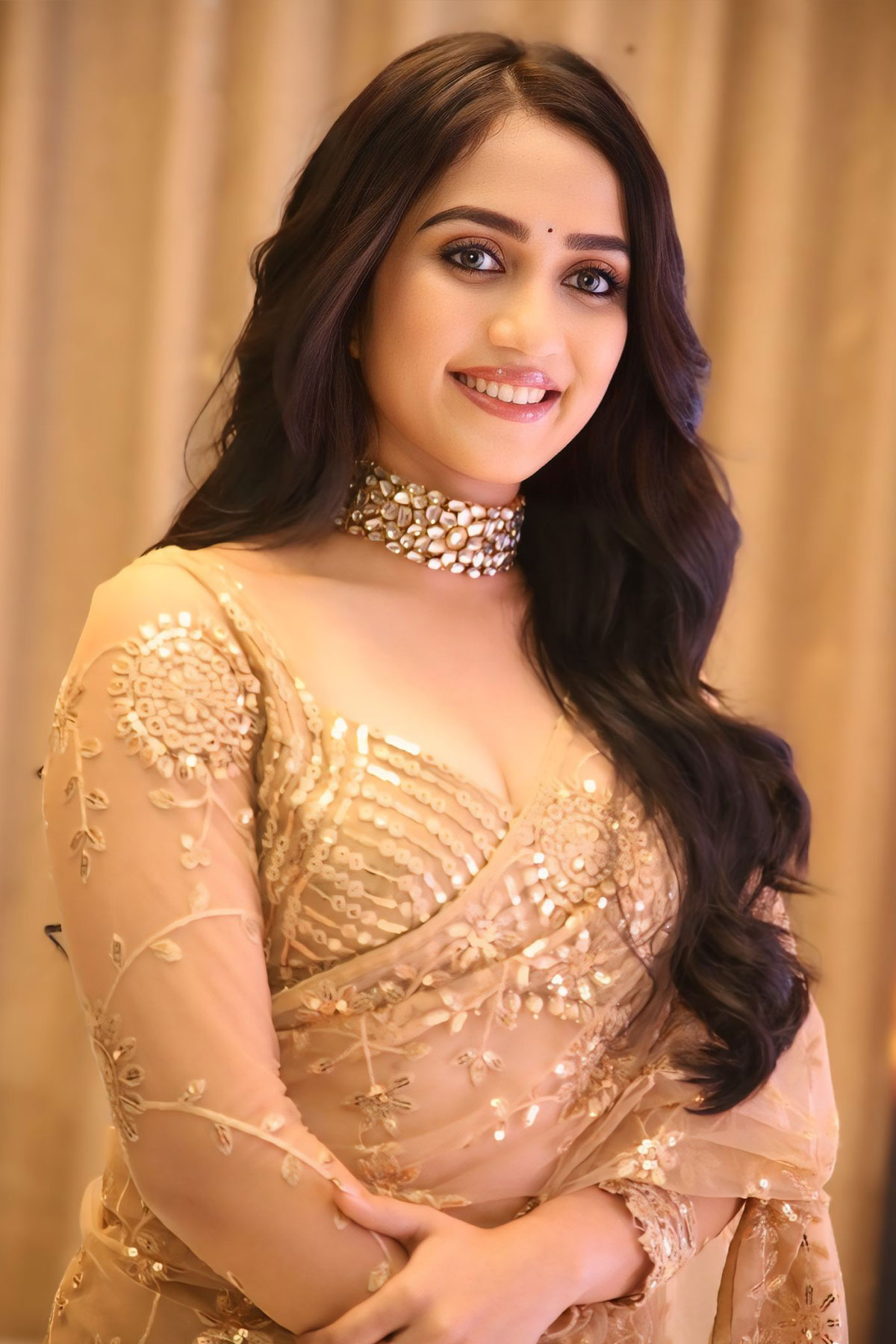 Sakshi Mhadolkar Luxurious Look with Heavy Stone-Studded Choker