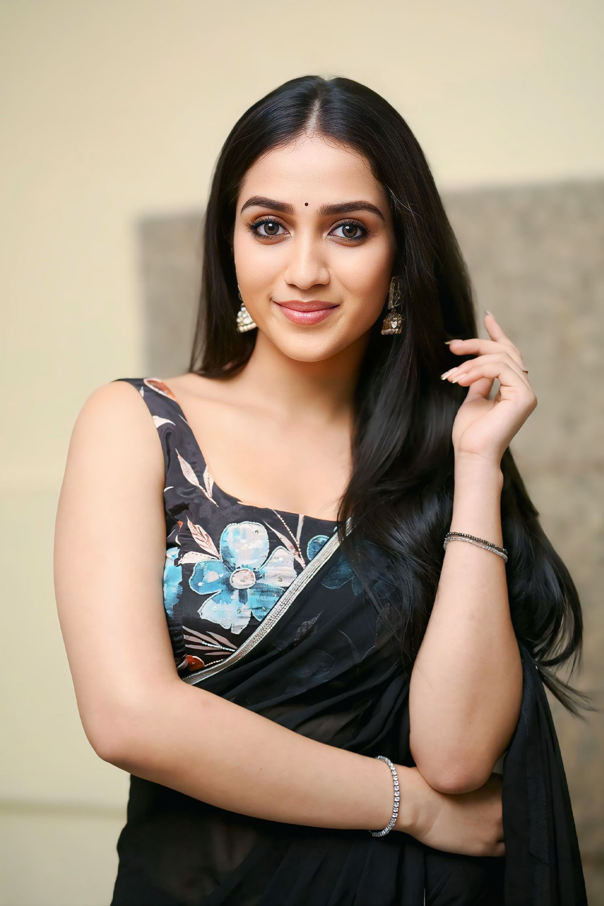 Sakshi Mhadolkar Natural Beauty Shines in Simple Black Saree