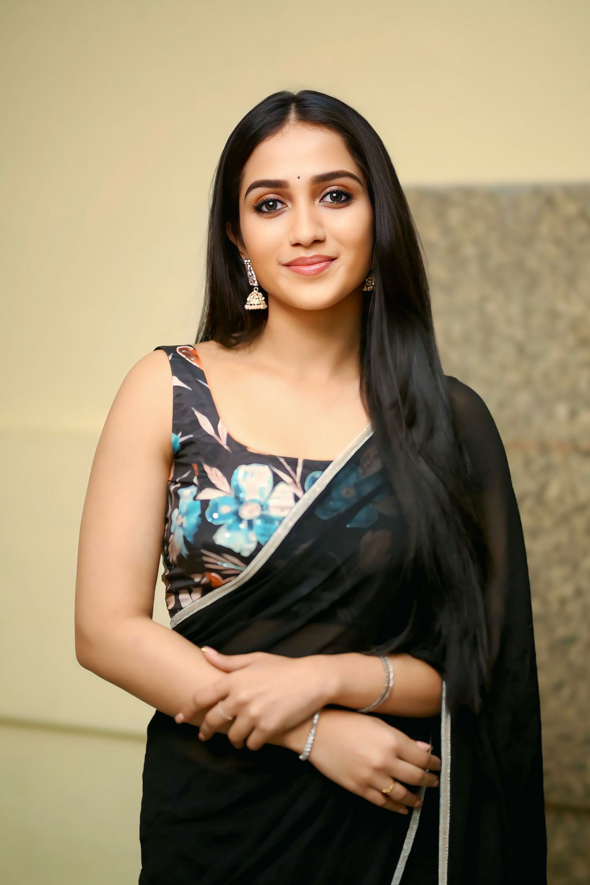 Sakshi Mhadolkar Silver Bangles and Jhumka Accessories