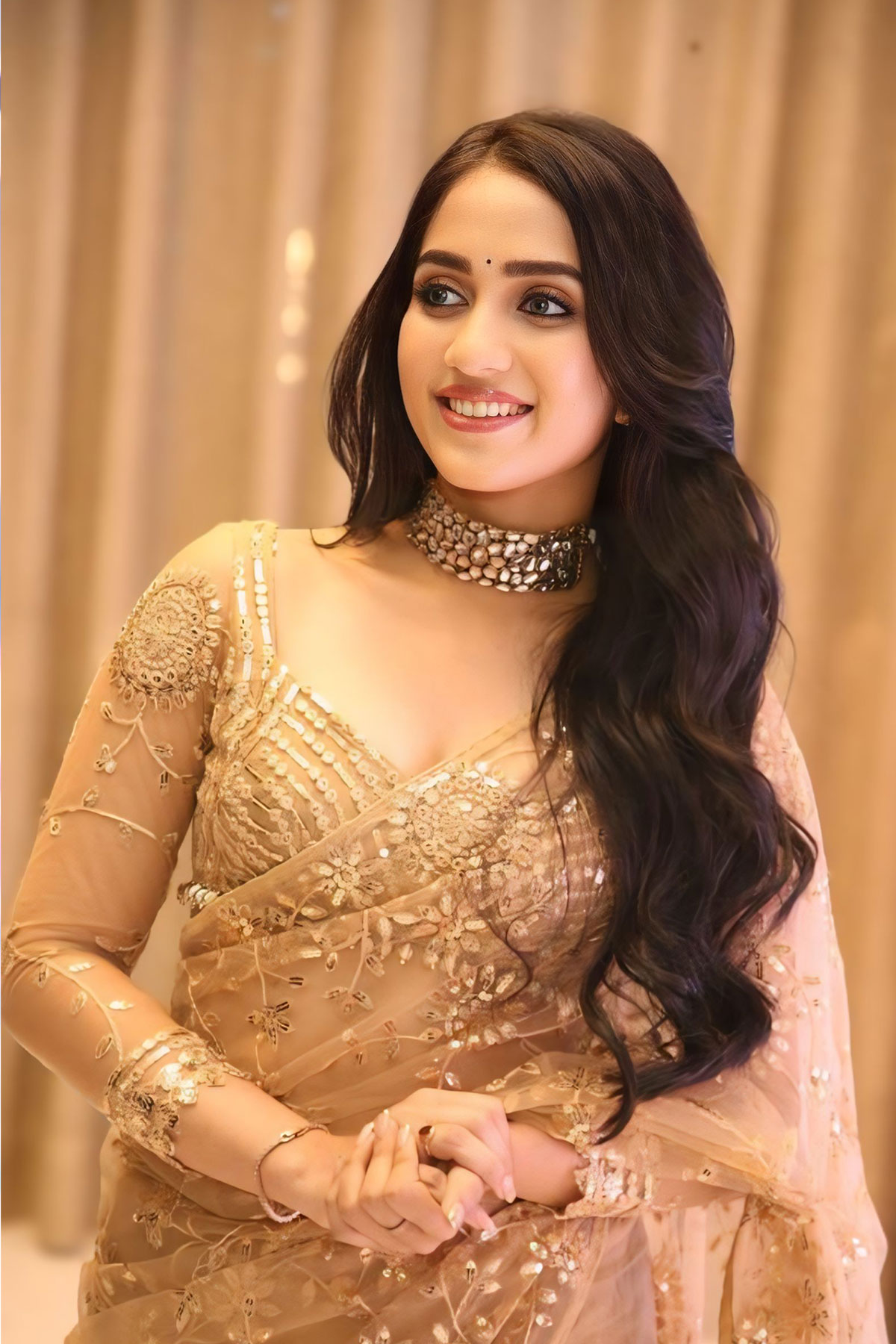 Sakshi Mhadolkar Radiant Gold Net Saree: A Vision of Luxury