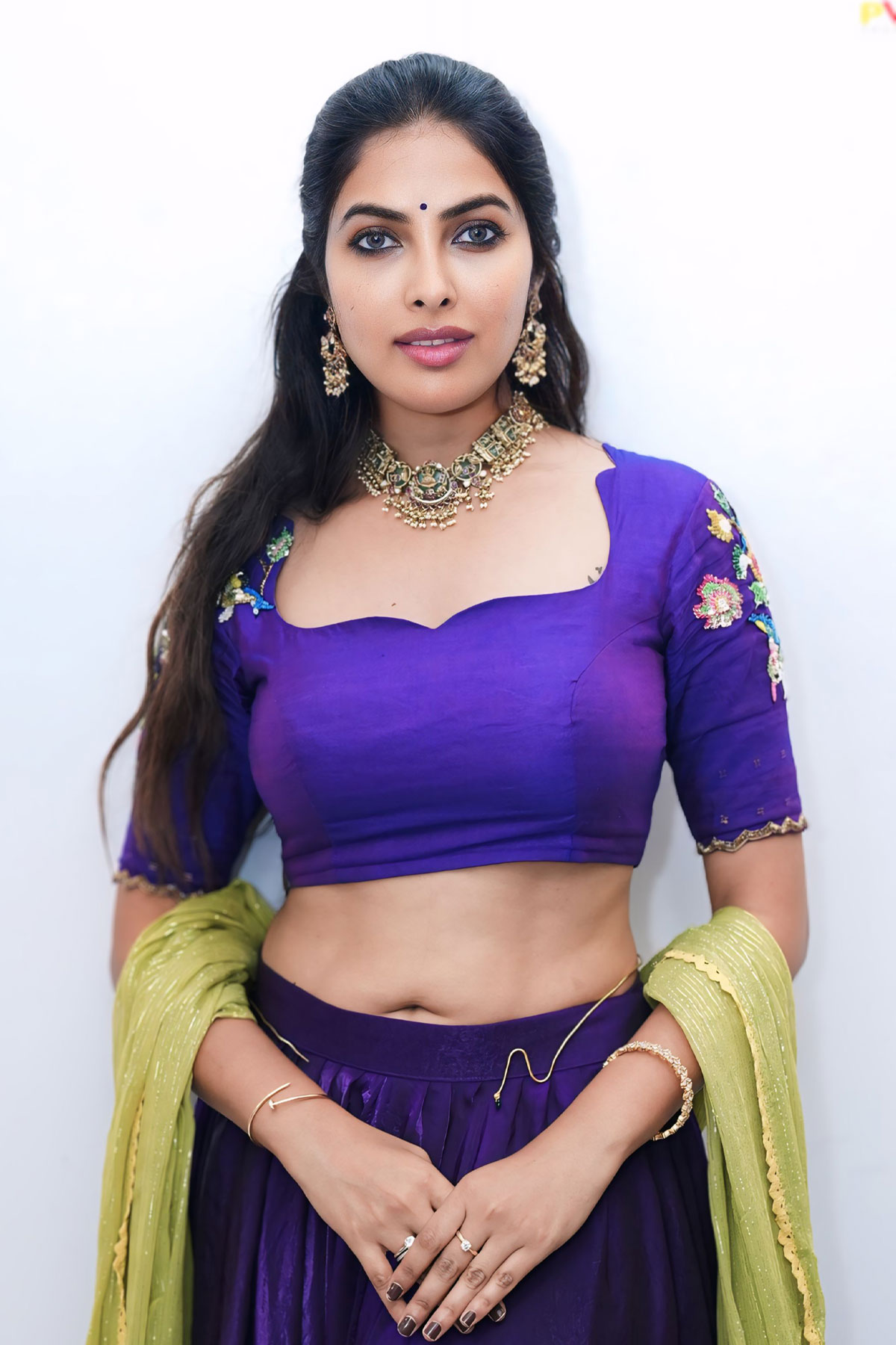 Divi Vadthya Sizzling Navel Show in Ethnic Wear at Salon Launch