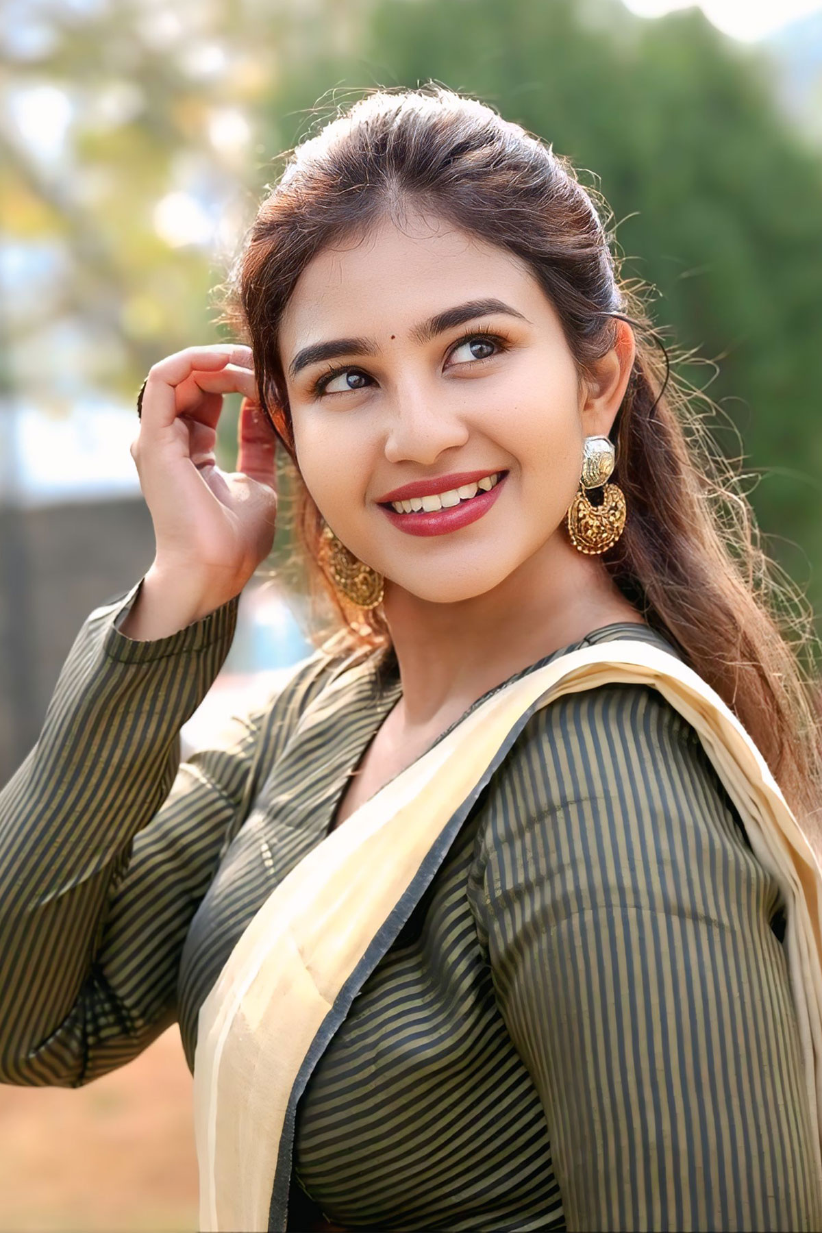 Yashna Muthuluri sizzles in saree at Nilakanta Press Interaction