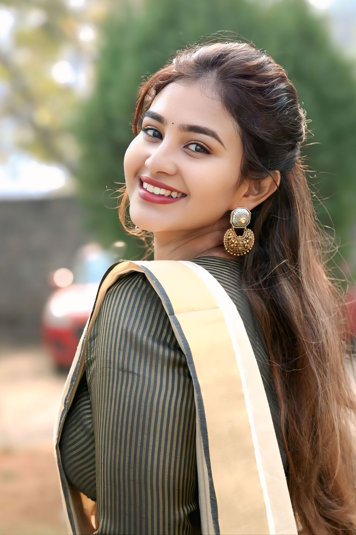 Yashna Muthuluri Contrast Style: Cream Saree and Olive Green Blouse