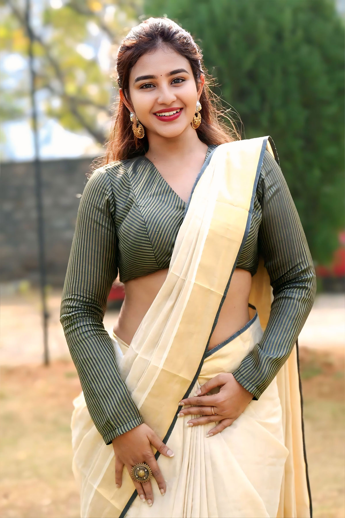 Yashna Muthuluri Promotes Rural Drama Nilakanta in Style