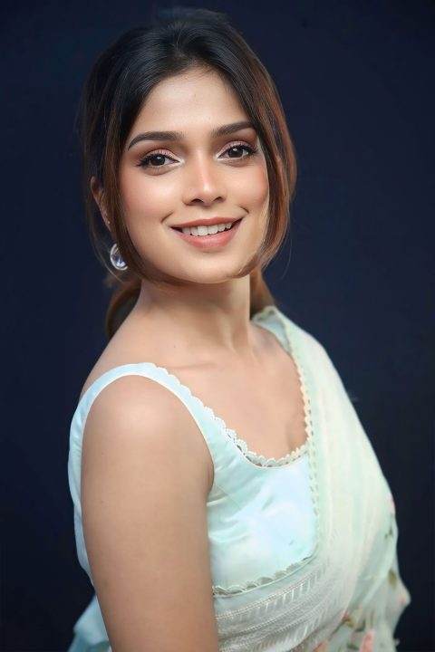 Ayaana Pairs Square-Neck Blouse with Organza Saree