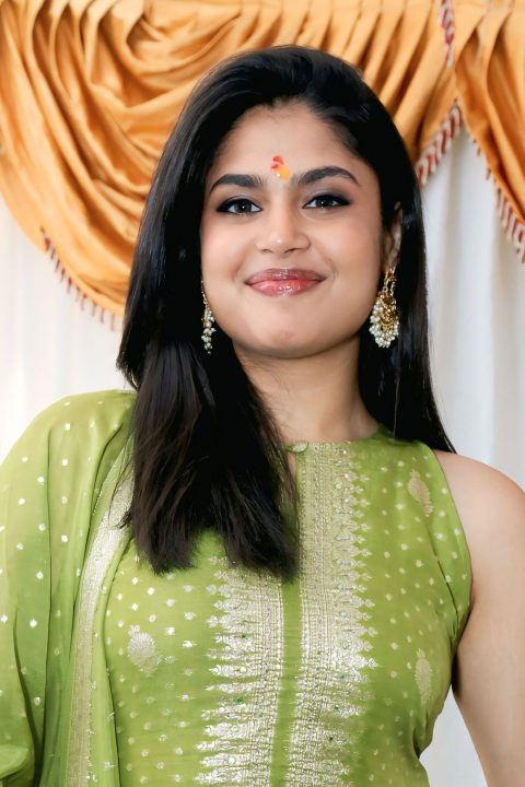 Faria Abdullah Pairs Zari Work Kurta with Pearl Jhumkas