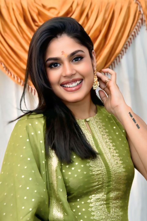 Faria Abdullah Steps Out in Brocade Juttis and Banarasi Suit