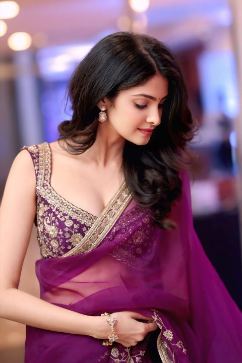 Manasa Varanasi Dewy Makeup and Subtle Pink Lip Style Details