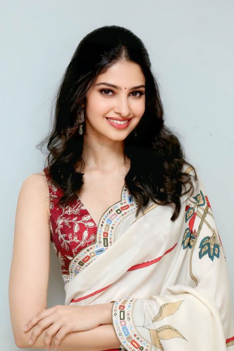 Manasa Varanasi Flaunts Toned Frame in Backless Red Floral Saree