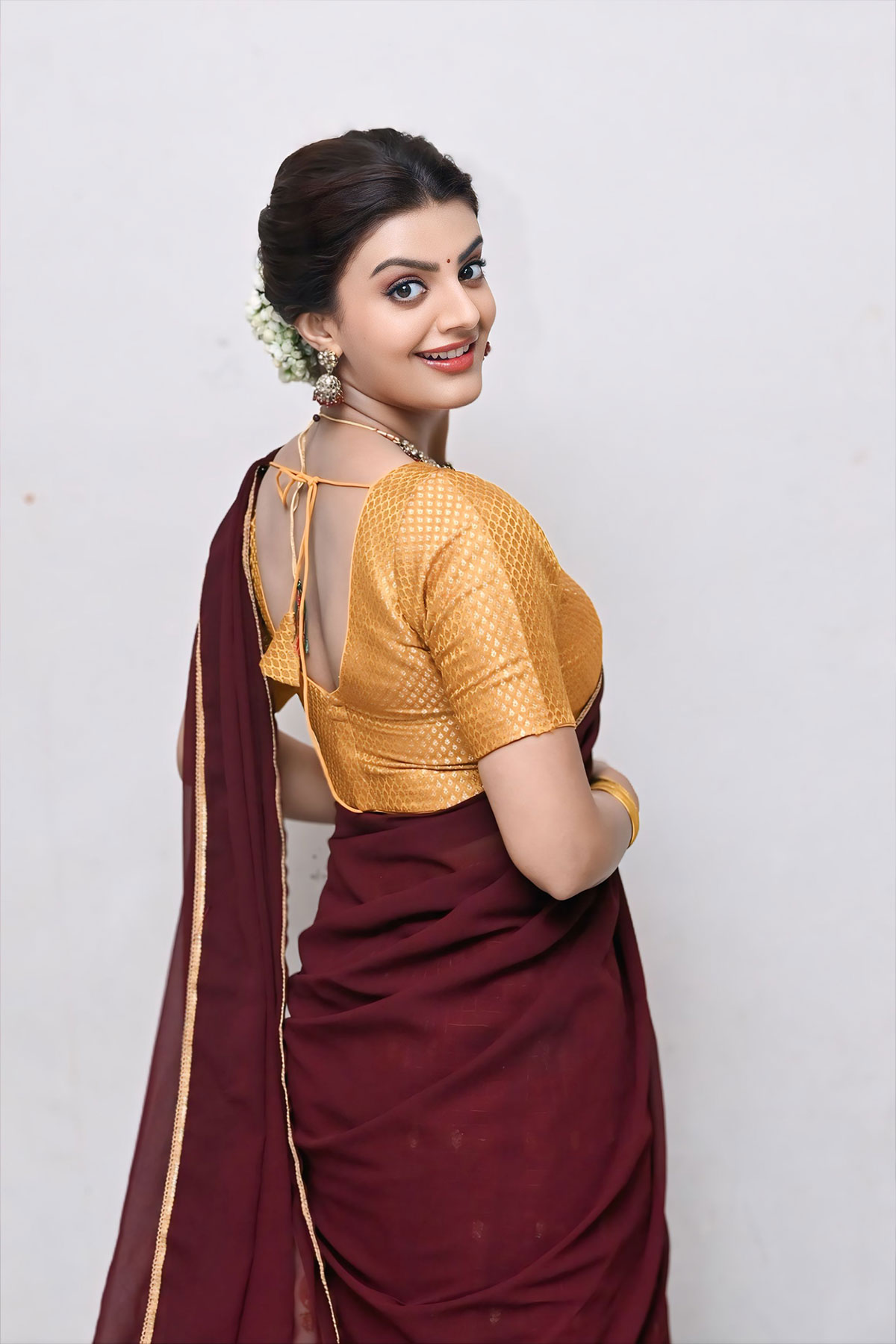 Meera Raj Embraces Cultural Roots in Stunning Half-Saree