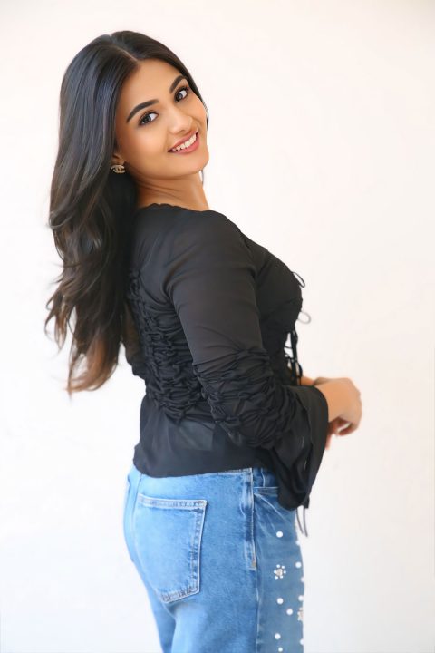 Vishnu Vinyasam Leading Lady Nayan Sarika Trendy Y2K Look