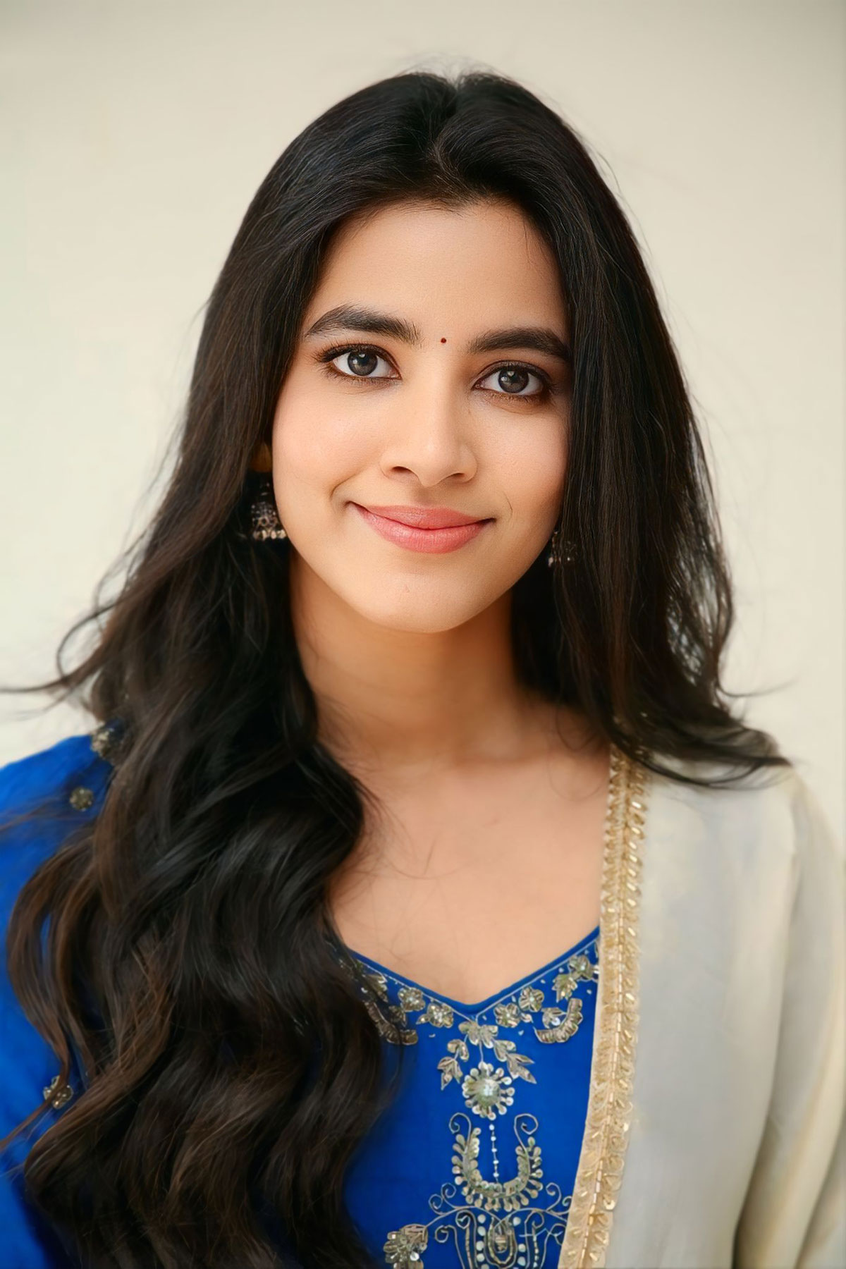 Shivani Nagaram’s Royal Blue & Cream Ethnic Look for Hey Balwanth