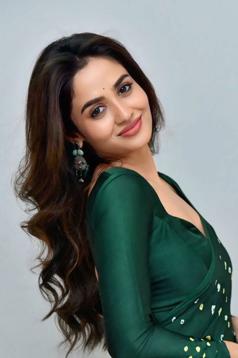 Teju Ashwini Stuns in Deep Green Bandhani Saree at Navaab Cafe Event