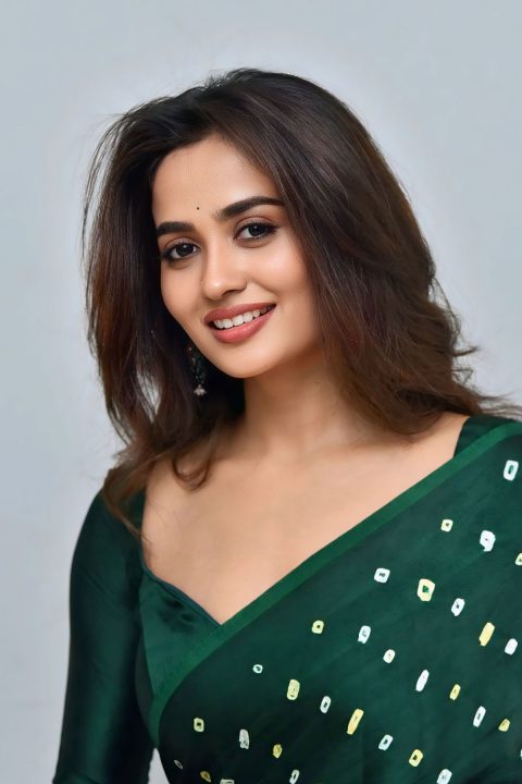 Navaab Cafe Movie Event: Teju Ashwini Dazzles in Silk-Blend Saree