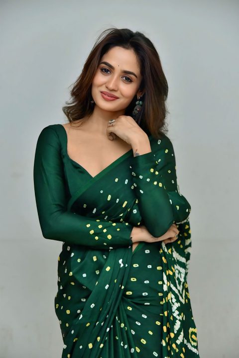 Teju Ashwini Elaborate Saree Pallu Details at Navaab Cafe Meet