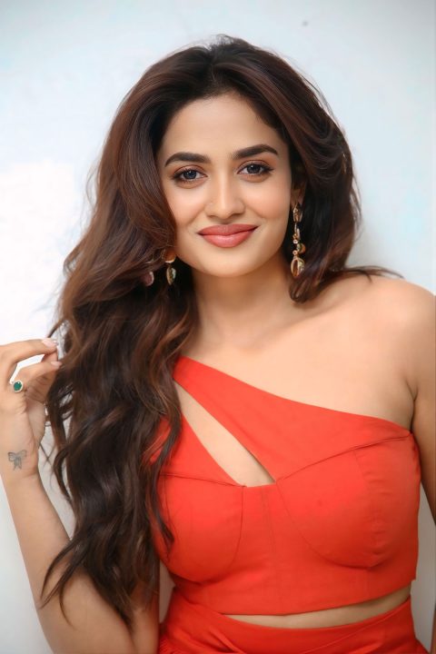 Nawab Cafe Press Meet: Teju Ashwini Trendy Cutout Neckline Style