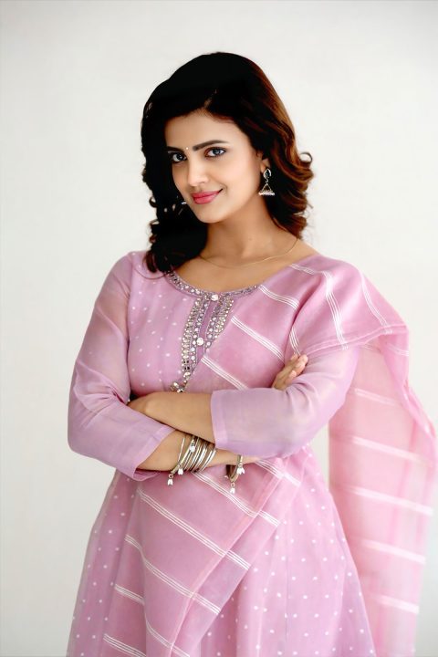 Get the Look: Meera Raj Bouncy Curls and Rosy Pink Makeup