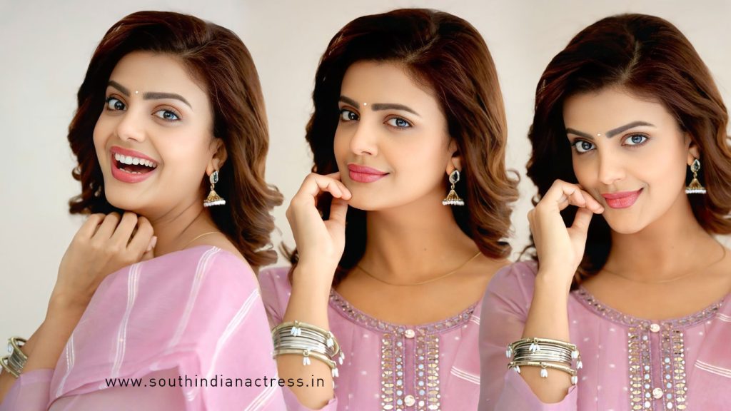 Meera Raj Accessorizes Pink Kurta with Silver Bangles
