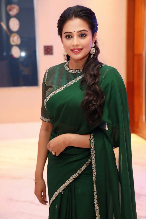 Viral Stills: Priyamani in Emerald Green Look for Saraswath