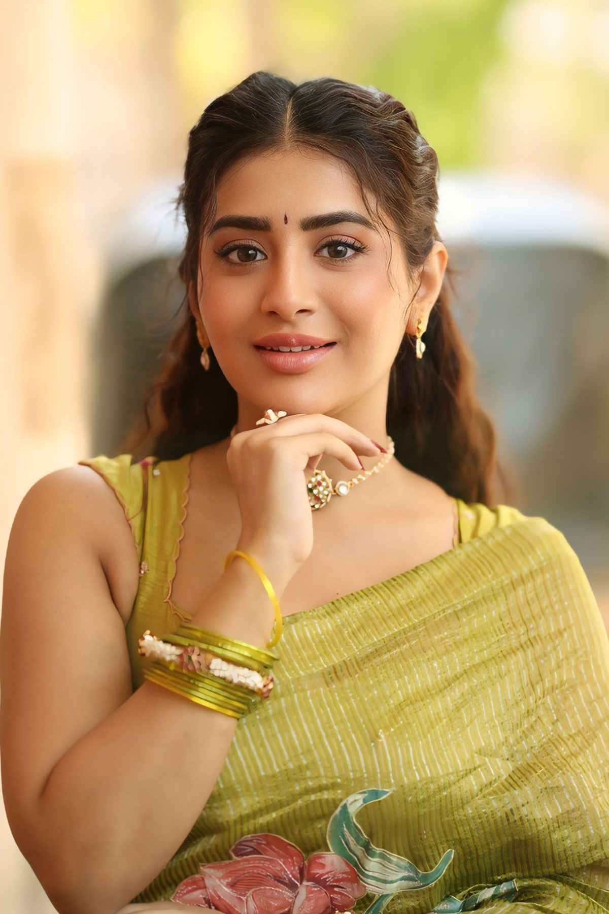 Rashi Singh Dazzles in Hand-Painted Floral Linen Saree