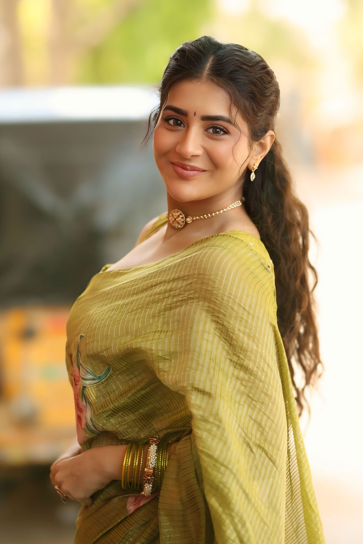 Rashi Singh Radiates Charm in Pink Floral Motif Saree Gallery