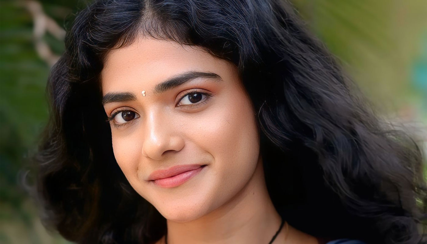 Ahilya Bamroo Radiates Charm with Natural Curls in Blue Saree